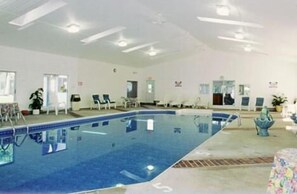 Una piscina al aire libre de temporada