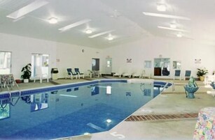 Una piscina al aire libre de temporada
