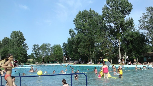 A public swimming pool with multiple lanes, surrounded by trees and a clear sky. - Chalet N° 5 - SAINT SECONDIN (SAINT SECONDIN)
