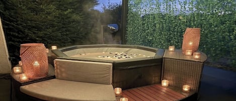 Outdoor spa tub