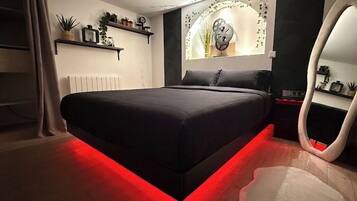 Schreibtisch, BĂŒgeleisen/BĂŒgelbrett, kostenloses WLAN, BettwĂ€sche