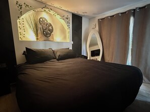 1 chambre, bureau, fer et planche à repasser, lit parapluie