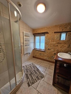 Shower - Vrbo Property (LUSIGNAN)
