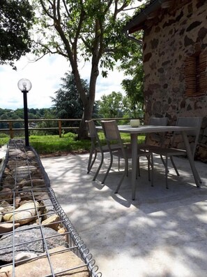 Outdoor dining - Gîte de Villodier - VIGEANT (LE) (VIGEANT (LE))