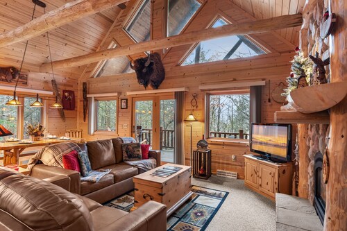 Rustic Ridge Cabin 104 - Private Woodland Retreat near Devil's Lake State Park
