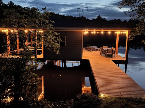 New!!  Lakefront, Dock, Kayaks, Firepit & Game Room