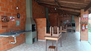 Apartamento | Restaurante al aire libre