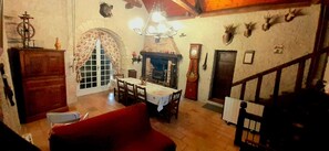 Living area - Vrbo Property (BONNES)