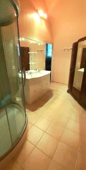 Bathroom - Vrbo Property (BONNES)
