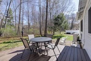 Outdoor dining - Downtown Cottage Retreat, Steps to Beach, Dining & Shops. Sleeps 4! (Ogunquit)