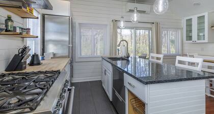 Downtown Cottage Retreat, Steps to Beach, Dining & Shops. Sleeps 4!