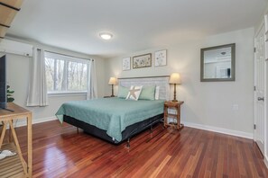 Room - Downtown Cottage Retreat, Steps to Beach, Dining & Shops. Sleeps 4! (Ogunquit)