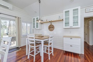 Dining - Downtown Cottage Retreat, Steps to Beach, Dining & Shops. Sleeps 4! (Ogunquit)