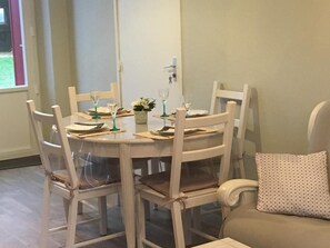 Dining - Vrbo Property (LATHUS-SAINT-REMY)