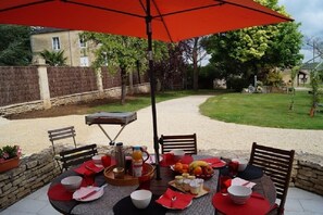 Outdoor dining - Vrbo Property (ASLONNES)