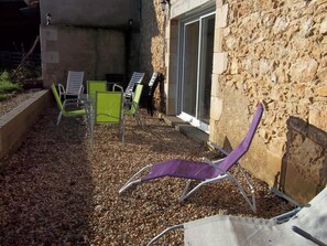 Outdoor dining - Le Gîte de L'Esservier (PERSAC)