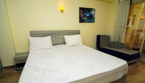 Room, 1 Bedroom, Accessible, Smoking | 1 bedroom
