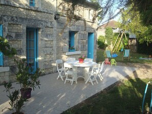 Outdoor dining - La Petite Maison Bleue (SOSSAIS)