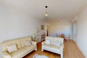 TV - Spacious Minimalist Prilly 2 BR (Prilly)