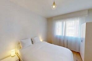 Desk, iron/ironing board, WiFi, bed sheets - Spacious Minimalist Prilly 2 BR (Prilly)