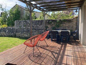 Outdoor dining - Vrbo Property (LAVOUX)