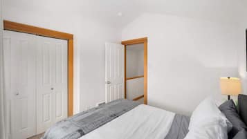 Tabla de planchar con plancha, wifi y ropa de cama