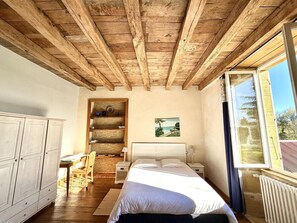 Room - The House of Villars (PRESSAC)