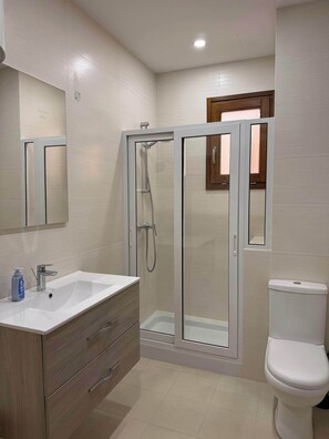 Shower, hair dryer - Fort Chambray 2BDR Apartment with Communal Pool (Għajnsielem)