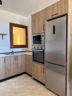 Fridge, microwave, oven, stovetop - Fort Chambray 2BDR Apartment with Communal Pool (Għajnsielem)