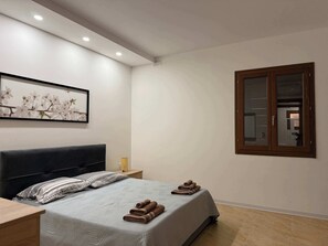 Tabla de planchar con plancha, wifi y ropa de cama 