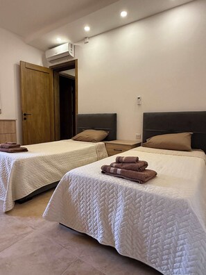 Iron/ironing board, WiFi, bed sheets - Fort Chambray 2BDR Apartment with Communal Pool (Għajnsielem)