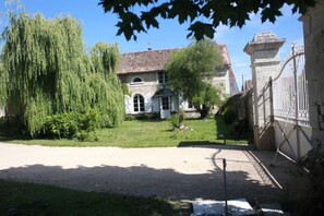 A historic building with a stone facade, a tiled roof, and a gated entrance. - Le Pireau - Stable - VOUNEUIL-SUR-VIENNE (VOUNEUIL-SUR-VIENNE)