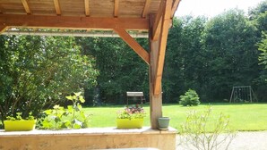 Eine hölzerne Pergola mit Blick auf den Garten.