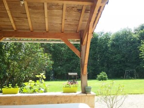 A wooden pergola with a garden view. - Les Hirondelles - LUSIGNAN (LUSIGNAN)