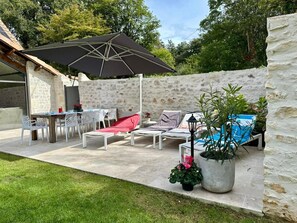 Outdoor dining - Vrbo Property (CHAUVIGNY)