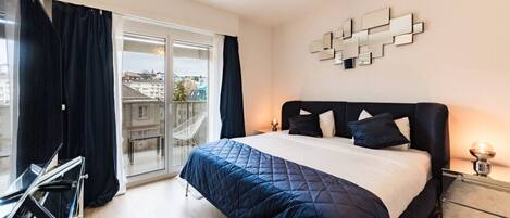 Desk, iron/ironing board, WiFi, bed sheets