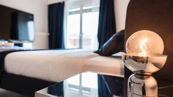 Desk, iron/ironing board, WiFi, bed sheets