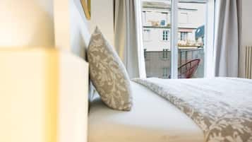 Escritorio, tabla de planchar con plancha, wifi y ropa de cama