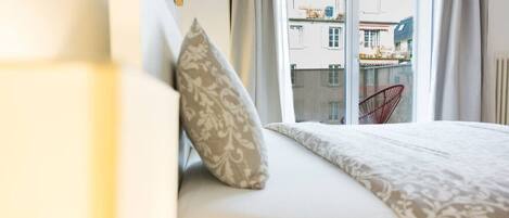 Desk, iron/ironing board, WiFi, bed sheets