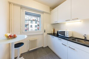 Micro-ondas, fogão, cooktop, cafeteira/chaleira