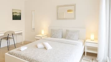 Escrivaninha, ferros/tábuas de passar roupa, Wi-Fi, roupa de cama
