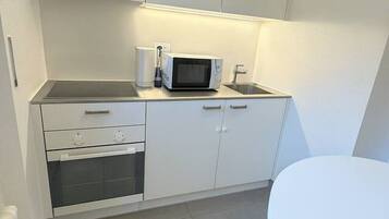 KĂŒhlschrank, Mikrowelle, Ofen, Herdplatte