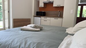 Room - Au clair de la Rhune (MARCAY)