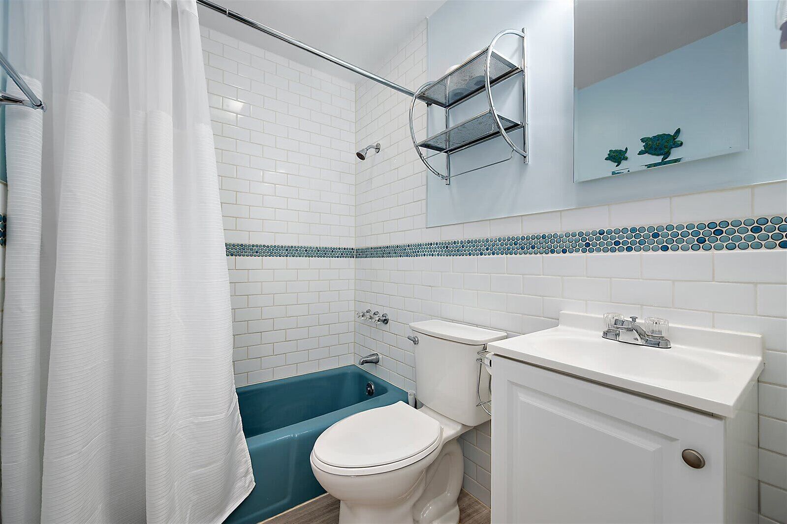 Une salle de bain avec une baignoire, des toilettes et un lavabo.