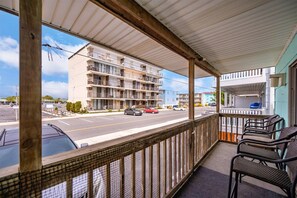 Property grounds - Three Bedroom Oceanside Condo Steps from the Beach (Ocean City)