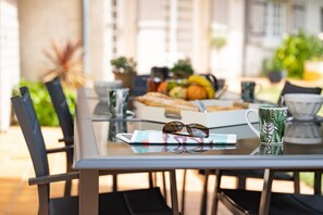 Outdoor dining - La Cartonnerie - MIGNE AUXANCES (MIGNE AUXANCES)