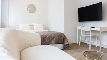 Desk, iron/ironing board, WiFi, bed sheets
