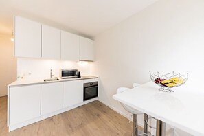 Réfrigérateur, micro-ondes, four, plaque de cuisson