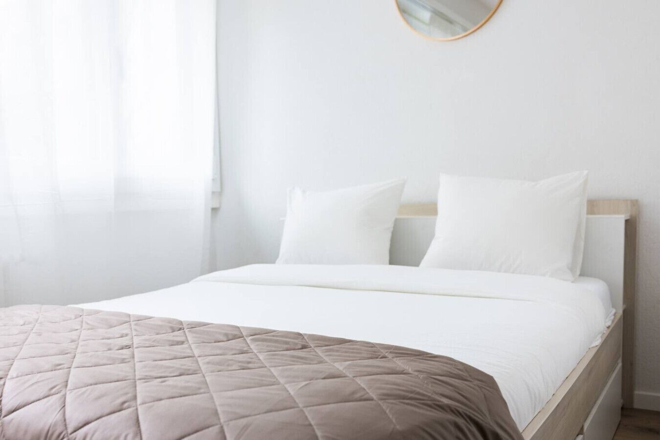 Escritorio, tabla de planchar con plancha, wifi y ropa de cama 