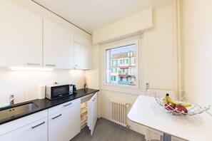 Micro-ondes, plaque de cuisson, cafetière/bouilloire, grille-pain